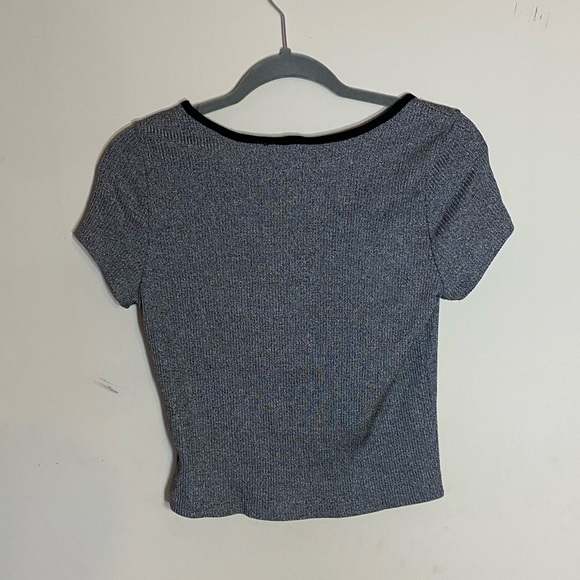 Cropped V-Neck - Picture 4 of 4